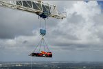 Donuts in 200 Metern Höhe: David Coulthard (Red Bull) auf dem One-Thousand-Museum-Wolkenkratzer in Miami mit dem RB7