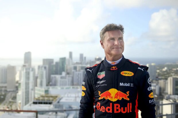  ~Donuts in 200 Metern Höhe: David Coulthard (Red Bull) auf dem One-Thousand-Museum-Wolkenkratzer in Miami mit dem RB7~       