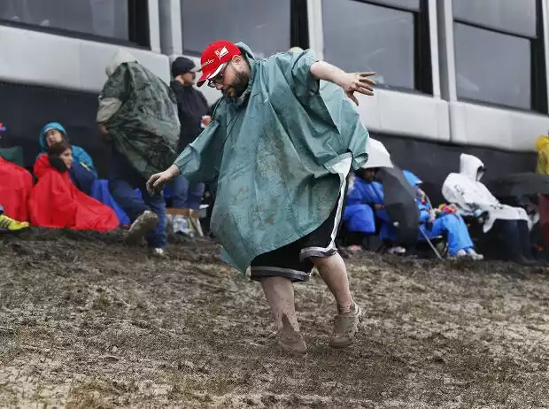 Fan im Regen in Austin Titel-Bild zur News: Fan im Regen in Austin