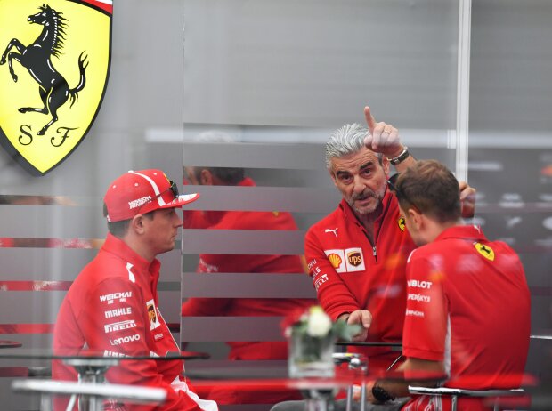 Titel-Bild zur News: Maurizio Arrivabene, Kimi Räikkönen, Sebastian Vettel