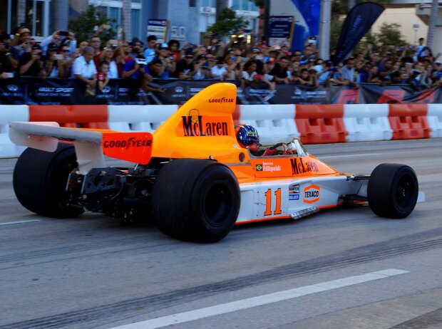Titel-Bild zur News: F1-Festival in Miami: Emerson Fittipaldi im McLaren-Ford M23 von 1974
