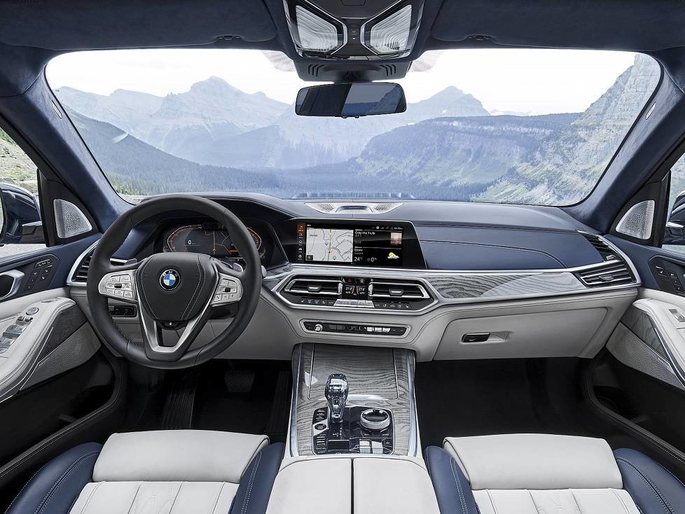 Innenraum und Cockpit des BMW X7 2019