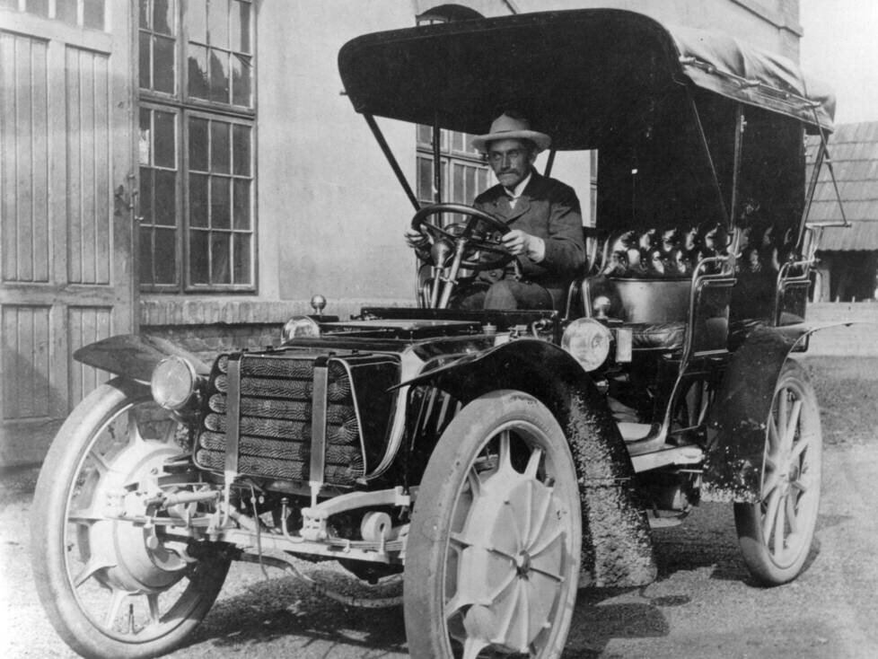 Ferdinand Porsche am Steuer eines von ihm konstruierten Lohner-Porsche ?Mixte?-Tourenwagens aus dem Jahr 1903.