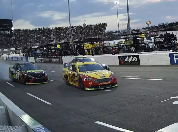 Titel-Bild zur News: Joey Logano, Martin Truex Jun., Denny Hamlin