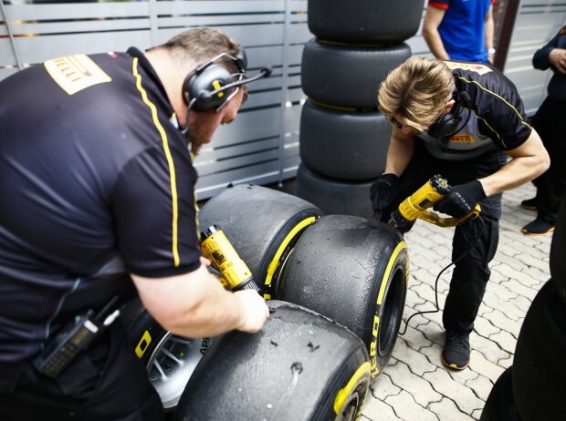 Titel-Bild zur News: Pirelli-Reifentechniker
