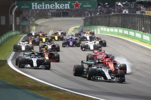Lewis Hamilton Sebastian Vettel Valtteri Bottas Kimi Räikkönen Max Verstappen Ferrari Scuderia Ferrari F1Mercedes Mercedes AMG Petronas Motorsport F1Red Bull Aston Martin Red Bull Racing F1 ~Lewis Hamilton (Mercedes), Sebastian Vettel (Ferrari), Valtteri Bottas (Mercedes), Kimi Räikkönen (Ferrari) und Max Verstappen (Red Bull) ~ Lewis Hamilton Sebastian Vettel Valtteri Bottas Kimi Räikkönen Max Verstappen Ferrari Scuderia Ferrari F1Mercedes Mercedes AMG Petronas Motorsport F1Red Bull Aston Martin Red Bull Racing F1 ~Lewis Hamilton (Mercedes), Sebastian Vettel (Ferrari), Valtteri Bottas (Mercedes), Kimi Räikkönen (Ferrari) und Max Verstappen (Red Bull) ~