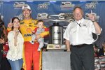 Joey Logano (Penske) mit Ehefrau Brittany und Sohn Hudson