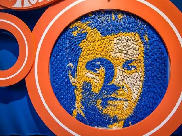 Nico Rosberg als Kunstwerk aus Spielzeugautos Titel-Bild zur News: Nico Rosberg als Kunstwerk aus Spielzeugautos