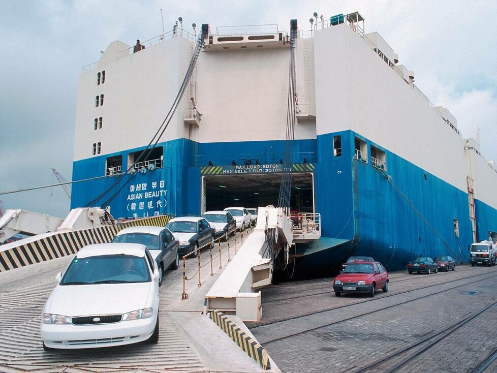 In Bremerhaven kommen die ersten Kia Sephia an (1993)