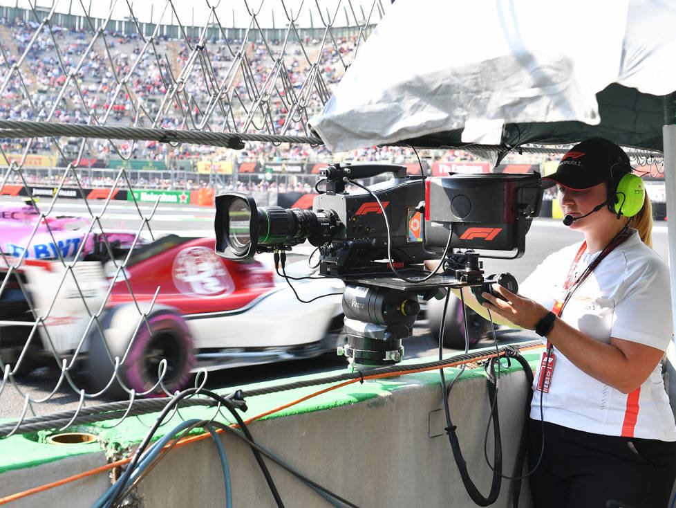 Kamerafrau bei der Formel 1
