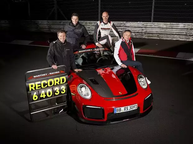 Nach der Rekordrunde des Porsche 911 GT2 RS MR (von links): Manthey-Racing-Geschäftsführer Martin Raeder und Nicolas Raeder, Porsche-Entwicklungsfahrer Lars Kern und Eugen Oberkamm (Leiter Motorsport Gesamtfahrzeugentwicklung) Titel-Bild zur News: Nach der Rekordrunde des Porsche 911 GT2 RS MR (von links): Manthey-Racing-Geschäftsführer Martin Raeder und Nicolas Raeder, Porsche-Entwicklungsfahrer Lars Kern und Eugen Oberkamm (Leiter Motorsport Gesamtfahrzeugentwicklung)