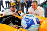 Jimmie Johnson, Fernando Alonso (McLaren) und Zak Brown 