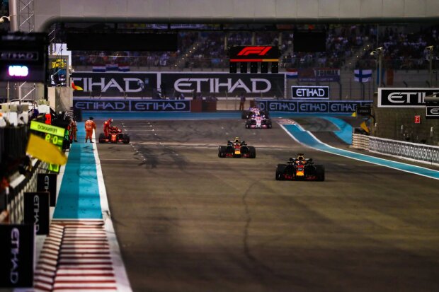 Daniel Ricciardo Max Verstappen Red Bull Aston Martin Red Bull Racing F1 ~Daniel Ricciardo (Red Bull) und Max Verstappen (Red Bull) ~ 