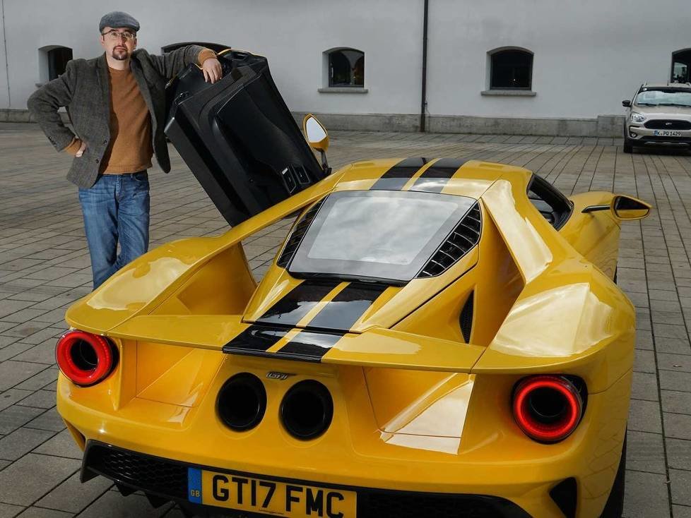 Redakteur Roland Hildebrandt mit dem Ford GT (2018)