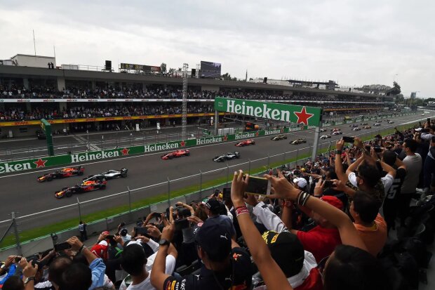 Daniel Ricciardo Max Verstappen Lewis Hamilton Red Bull Aston Martin Red Bull Racing F1Mercedes Mercedes AMG Petronas Motorsport F1 ~Daniel Ricciardo (Red Bull), Max Verstappen (Red Bull) und Lewis Hamilton (Mercedes) ~ Daniel Ricciardo Max Verstappen Lewis Hamilton Red Bull Aston Martin Red Bull Racing F1Mercedes Mercedes AMG Petronas Motorsport F1 ~Daniel Ricciardo (Red Bull), Max Verstappen (Red Bull) und Lewis Hamilton (Mercedes) ~