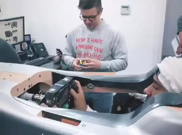 Lewis Hamilton bei der Sitzanpassung Titel-Bild zur News: Lewis Hamilton bei der Sitzanpassung
