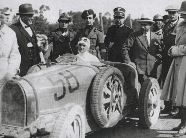 Elisabeth Junek im offenen Bugatti Typ 35B mit Achtzylindermotor, Roots-Kompressor und 140 PS  von 1928