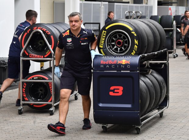 Titel-Bild zur News: Red-Bull-Mechaniker mit Reifen