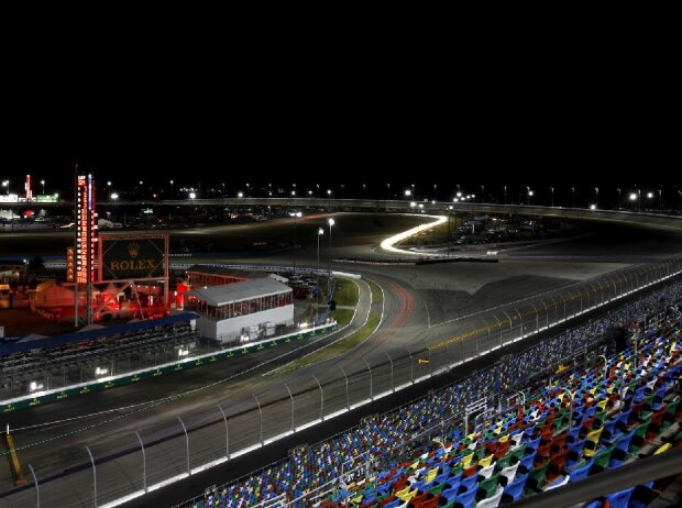 Titel-Bild zur News: Nacht am Daytona International Speedway