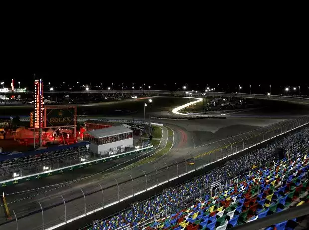 Nacht am Daytona International Speedway Titel-Bild zur News: Nacht am Daytona International Speedway