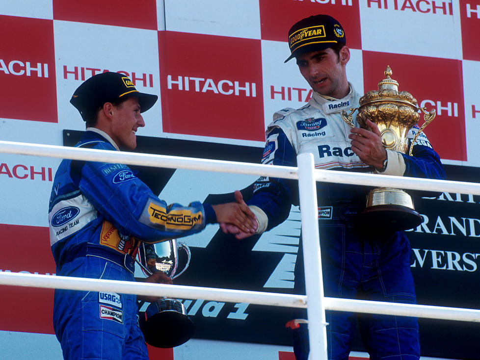 Michael Schumacher und Damon Hill auf dem Podium in Silverstone 1994