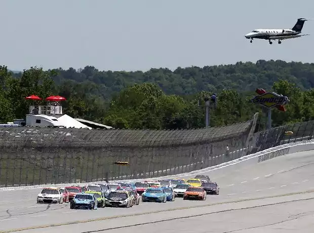 Renn-Action auf dem Talladega Superspeedway Titel-Bild zur News: Renn-Action auf dem Talladega Superspeedway