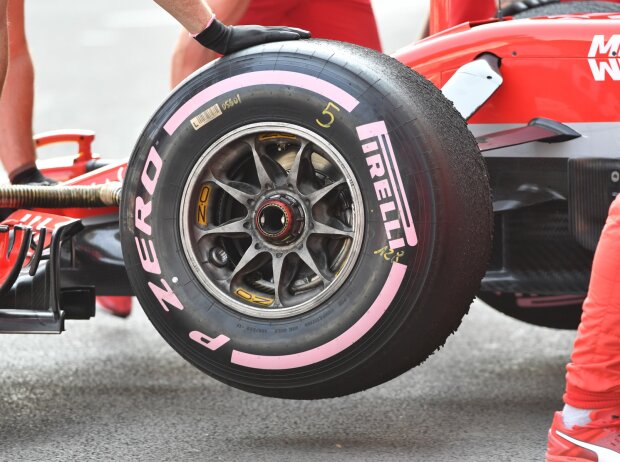 Pirelli-Reifen mit Graining Pirelli-Reifen mit Graining