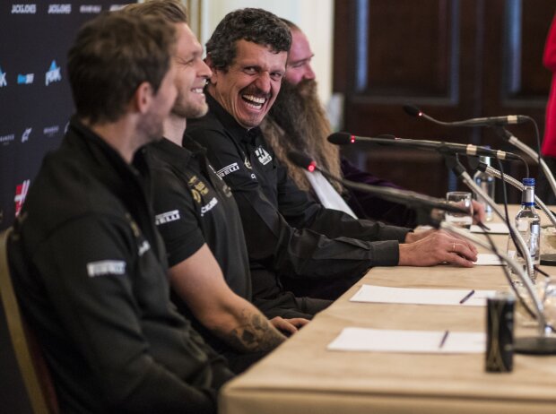 Titel-Bild zur News: Romain Grosjean, Kevin Magnussen, Günther Steiner und William Storey