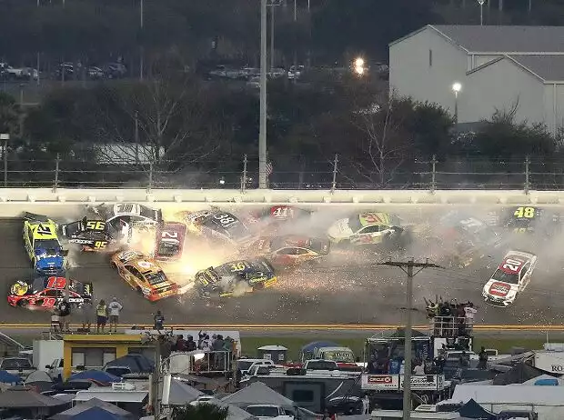 Big One: Massencrash beim Daytona 500 des Jahres 2019 Titel-Bild zur News: Big One: Massencrash beim Daytona 500 des Jahres 2019