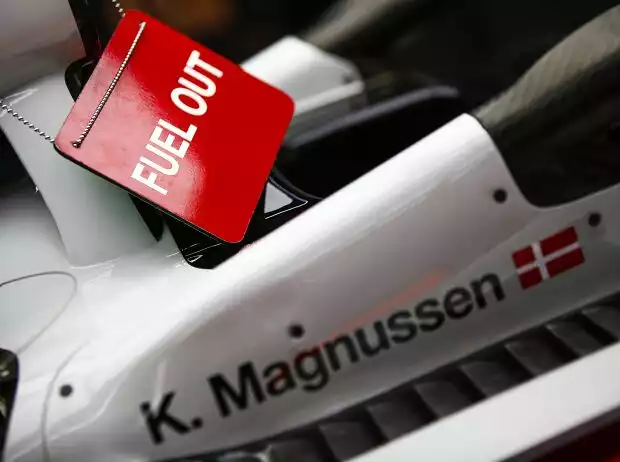 Titel-Bild zur News: Benzin-Schild bei Kevin Magnussen