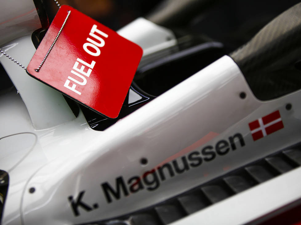 Benzin-Schild bei Kevin Magnussen