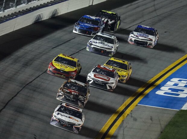 Denny Hamlin gewinnt das Daytona 500 des Jahres 2019 Denny Hamlin gewinnt das Daytona 500 des Jahres 2019