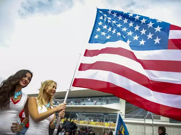 Girls mit amerikanischer Flagge Titel-Bild zur News: Girls mit amerikanischer Flagge