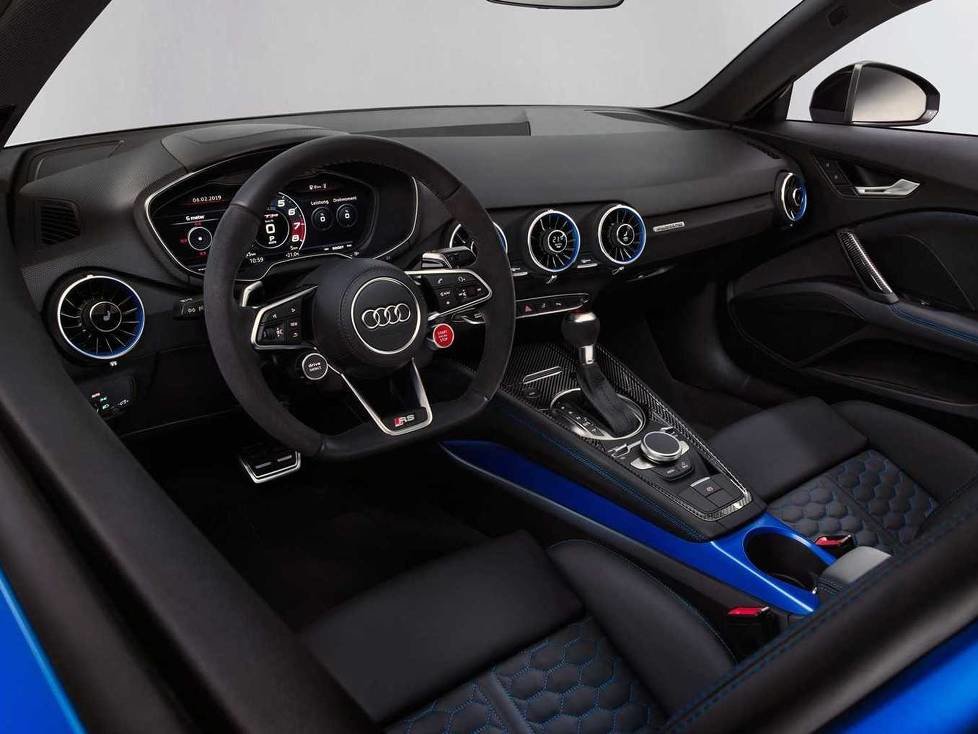 Innenraum und Cockpit des Audi TT RS Coupé 2019