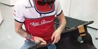 Bild zum Inhalt: Social-Media-Hit: "Mechaniker" Kimi Räikkönen repariert seinen eigenen Sitz