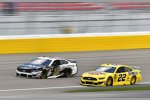 Aric Almirola (Stewart-Haas) und Joey Logano (Penske) 