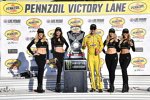 Joey Logano (Penske) mit den Monster-Girls