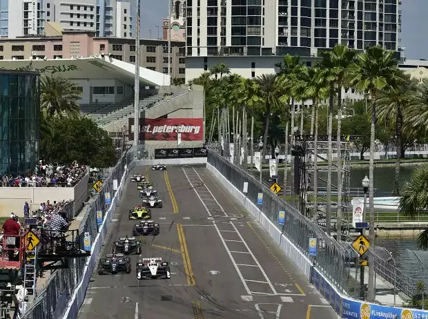 Renn-Action beim IndyCar-Saisonauftakt 2018 in St. Petersburg Titel-Bild zur News: Renn-Action beim IndyCar-Saisonauftakt 2018 in St. Petersburg
