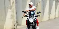 Bild zum Inhalt: Sponsor plant schon: Hamilton auf Rossis MotoGP-Bike