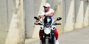 Sponsor plant schon: Hamilton auf Rossis MotoGP-Bike