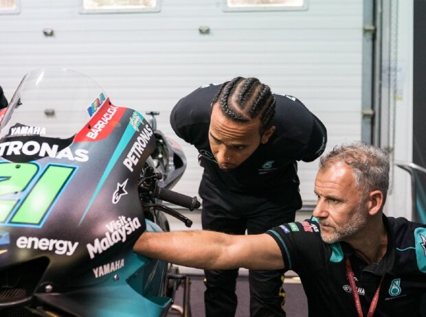 Titel-Bild zur News: Lewis Hamilton mit MotoGP-Motorrad