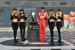 Kyle Busch (Gibbs) mit den Monster-Girls