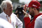 Charlie Whiting und Sebastian Vettel (Ferrari) 
