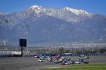 Pace-Lap in 5-Wide-Formation