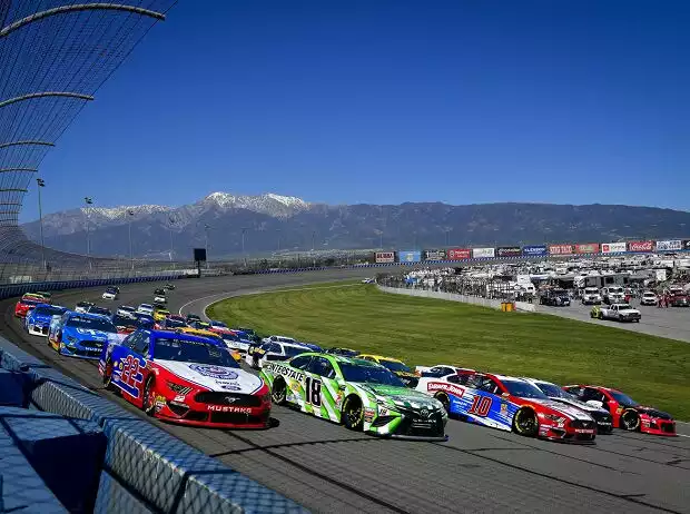 Titel-Bild zur News: Pace-Laps in Fontana in 5-Wide-Formation