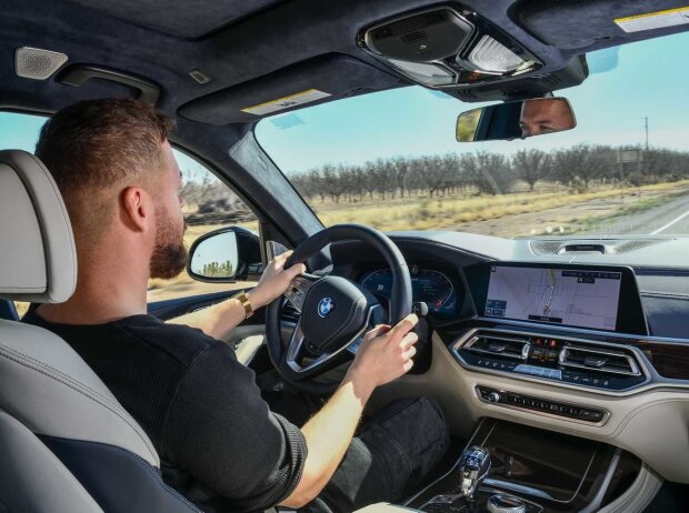 Motor1.com-Deutschland-Chefreporter Stefan Wagner im BMW X7 xDrive40i 2019