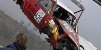 Bild zum Inhalt: Horrorcrash im Brünnchen: VW Jetta überschlägt sich sechsmal