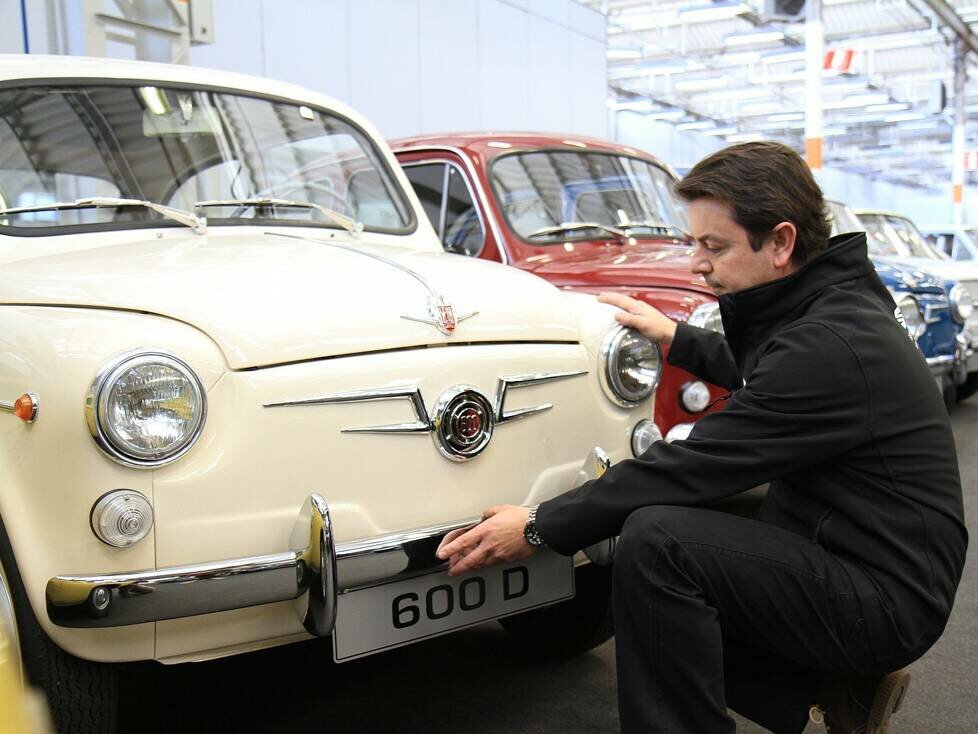 Isidre López mit der Seat-Oldtimersammlung im Gebäude A122 des Zona-Franca-Werks