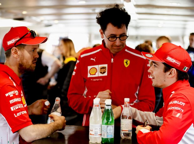 Titel-Bild zur News: Sebastian Vettel, Mattia Binotto, Charles Leclerc
