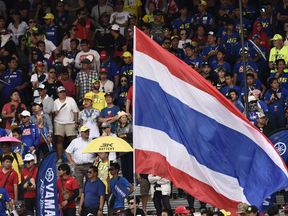 Fans mit Flagge von Thailand